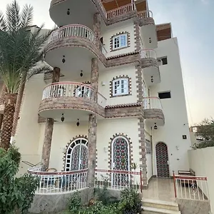 Full Moon House , Luxor Egypte